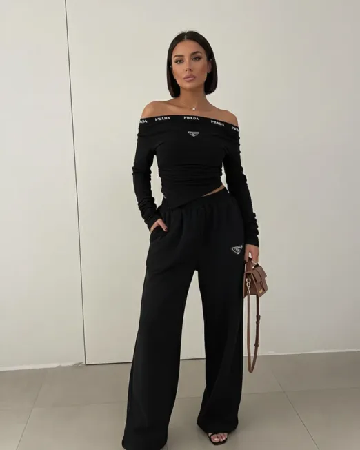 Şık ve Rahat: Siyah Prada Logolu Omuz Dekolteli Eşofman Takımı